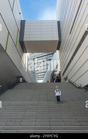 Jeune femme marchant sur les marches du complexe Ariake Garden à Tokyo, Japon, Asie. Banque D'Images