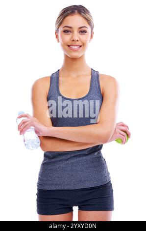 Studio, coureur et portrait de femme, pomme et bouteille d'eau pour l'entraînement, le fitness ou la santé avec la nutrition. Athlète, régime et personne avec des avantages Banque D'Images