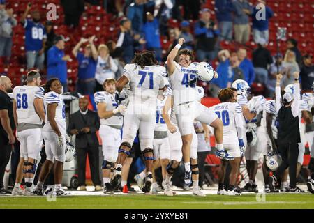 Frisco, Texas, États-Unis. 17 décembre 2024. Les joueurs de Memphis XAVIER HILL (71) et COLBY COX (42) célèbrent après une critique de jeu qui a donné le ballon à Memphis à la dernière minute hors jeu pendant le Scooter Coffee Frisco Bowl au Toyota Stadium à Frisco mardi soir. (Crédit image : © Brian McLean/ZUMA Press Wire) USAGE ÉDITORIAL SEULEMENT! Non destiné à UN USAGE commercial ! Banque D'Images