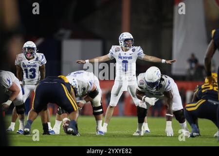 Frisco, Texas, États-Unis. 17 décembre 2024. Le quarterback de Memphis SETH HENIGAN (9) donne des directives à son équipe avant le claquage du ballon lors du Scooter Coffee Frisco Bowl au Toyota Stadium à Frisco mardi soir. (Crédit image : © Brian McLean/ZUMA Press Wire) USAGE ÉDITORIAL SEULEMENT! Non destiné à UN USAGE commercial ! Banque D'Images