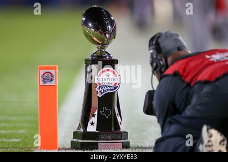 Frisco, Texas, États-Unis. 17 décembre 2024. Un caméraman ESPN filme le trophée Scooter Coffee Frisco Bowl tard dans le quatre quarts du Scooter Coffee Frisco Bowl au Toyota Stadium de Frisco mardi soir. (Crédit image : © Brian McLean/ZUMA Press Wire) USAGE ÉDITORIAL SEULEMENT! Non destiné à UN USAGE commercial ! Banque D'Images