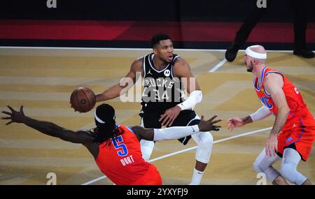 Las Vegas, États-Unis. 17 décembre 2024. Giannis Antetokounmpo (C) des Milwaukee Bucks participe au match final de la Coupe NBA 2024 entre les Milwaukee Bucks et le Thunder d'Oklahoma City à Las Vegas, aux États-Unis, Dec. 17, 2024. Crédit : Wu Xiaoling/Xinhua/Alamy Live News Banque D'Images