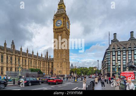 Londres, Angleterre - 8 septembre. 2024 : vue sur la rue avec la tour Big Ben à Londres avec des gens Banque D'Images