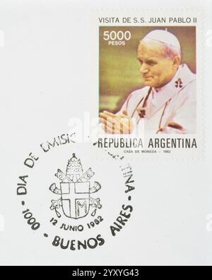 Timbre-poste oblitéré imprimé par l'Argentine, qui célèbre la visite du pape Jean-Paul II, vers 1982. Banque D'Images