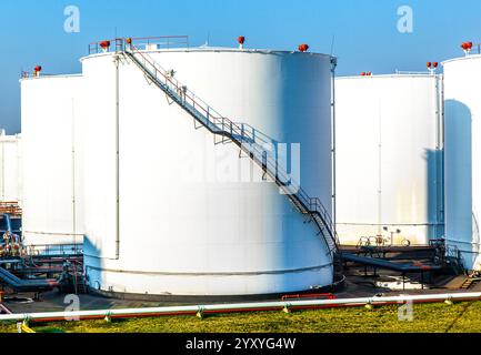 Réservoir blanc dans la ferme de réservoir avec ciel bleu à Houston, thee état pétrolier Banque D'Images