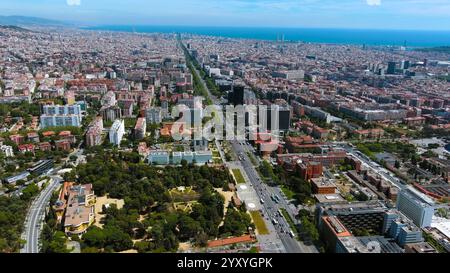 Superbe vue aérienne de Barcelone mettant en valeur son paysage urbain emblématique, ses espaces verts et sa côte méditerranéenne. Parfait pour les voyages et l'architecture Banque D'Images