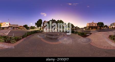 Vue panoramique à 360° de Panorama à 360° de la statue de Sir Henry Parkes, premier ministre de la colonie de Nouvelle-Galles du Sud, connu comme le « Père de la Fédération », à Parkes, Nouvelle-Galles du Sud, Australie