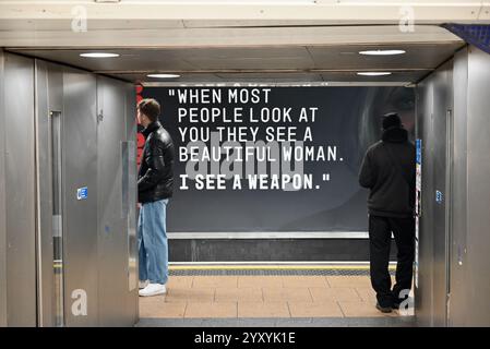 Les passagers attendent sur la plate-forme de la ligne de district de cercle à la station de métro Kings Cross londres angleterre Royaume-Uni devant une affiche pour la série Black Doves Netflix Banque D'Images