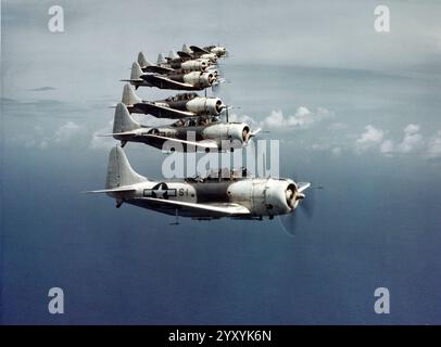 Une formation de bombardiers en piqué Douglas SBD-5 Dauntless du Marine corps 3 (VMS-3) 'Devilbirds' en vol près des îles Vierges. C 1943 Banque D'Images