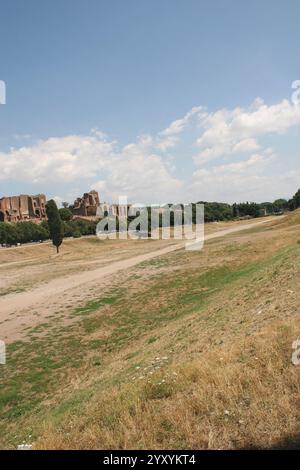 Italie. Rome. Circus Maximus. Stade dans la Rome antique. Construit au 4ème siècle av. J.-C. derrière, la colline Palatine avec le Palais des empereurs. Banque D'Images