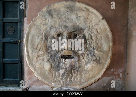 Italie. Rome. La Bocca della Verita 'la bouche de Trurh'. Ancien masque romain en marbre. Ier siècle après JC. Basilique de Saint Marie à Cosmedin. Forum Boarium. Banque D'Images