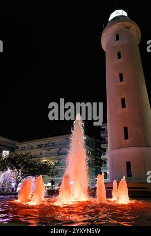 Phare et fontaine dans la région d'Alexandroupolis Evros Grèce, décoration de Noël et du nouvel an, couleurs et lumières vibrantes, destination touristique. Banque D'Images