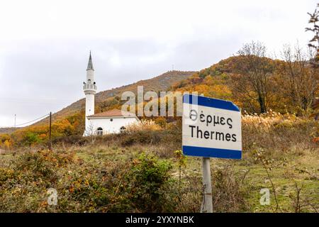 Thermes dans les villages de Thermes pomak grec près de Xanthi, beaux paysages et architecture de minaret, culture musulmane et religion, sources chaudes. Banque D'Images