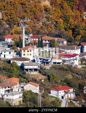 Thermes dans les villages de Thermes pomak grec près de Xanthi, beaux paysages et architecture de minaret, culture musulmane et religion, sources chaudes. Banque D'Images