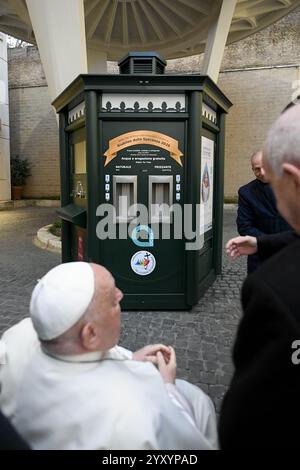 Rome, Italie. 18 décembre 2024. Italie, Rome, Vatican, 18-12-2024 S.E. Mgr Fisichella avec le Pape François - bénédiction de la maison d'eau donnée par AceaPhotographie par Vatican Media /Catholic Press photo RESTREINTE À UN USAGE ÉDITORIAL - PAS DE MARKETING - PAS DE CAMPAGNES PUBLICITAIRES crédit : Agence photo indépendante/Alamy Live News Banque D'Images