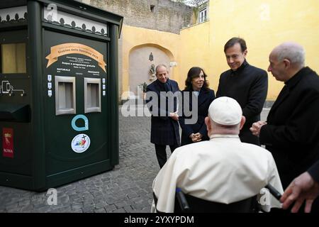 Rome, Italie. 18 décembre 2024. Italie, Rome, Vatican, 18-12-2024 S.E. Mgr Fisichella avec le Pape François - bénédiction de la maison d'eau donnée par AceaPhotographie par Vatican Media /Catholic Press photo RESTREINTE À UN USAGE ÉDITORIAL - PAS DE MARKETING - PAS DE CAMPAGNES PUBLICITAIRES crédit : Agence photo indépendante/Alamy Live News Banque D'Images