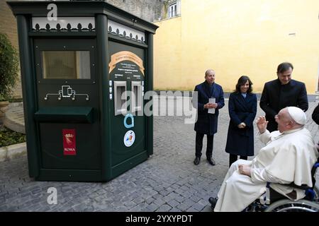 Rome, Italie. 18 décembre 2024. Italie, Rome, Vatican, 18-12-2024 S.E. Mgr Fisichella avec le Pape François - bénédiction de la maison d'eau donnée par AceaPhotographie par Vatican Media /Catholic Press photo RESTREINTE À UN USAGE ÉDITORIAL - PAS DE MARKETING - PAS DE CAMPAGNES PUBLICITAIRES crédit : Agence photo indépendante/Alamy Live News Banque D'Images