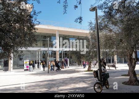 Jérusalem, New York, États-Unis. 17 décembre 2024. Les gens marchent à l'entrée de l'Académie des beaux-arts de Jérusalem, Israël, le 17 décembre 2024 (crédit image : © Lev Radin/ZUMA Press Wire) USAGE ÉDITORIAL SEULEMENT! Non destiné à UN USAGE commercial ! Banque D'Images