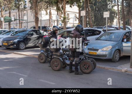 Jérusalem, New York, États-Unis. 17 décembre 2024. Les policiers mènent leurs affaires dans la rue à Jérusalem, Israël, le 17 décembre 2024 (image crédit : © Lev Radin/ZUMA Press Wire) USAGE ÉDITORIAL SEULEMENT! Non destiné à UN USAGE commercial ! Banque D'Images