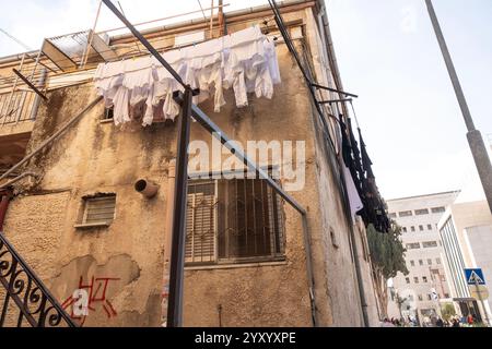 Jérusalem, États-Unis. 17 décembre 2024. Les vêtements sont en train de sécher à l'extérieur du bâtiment à Jérusalem, en Israël, le 17 décembre 2024. (Photo de Lev Radin/Sipa USA) crédit : Sipa USA/Alamy Live News Banque D'Images