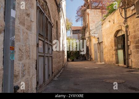Jérusalem, États-Unis. 17 décembre 2024. Vieille rue étroite dans le centre de Jérusalem, Israël le 17 décembre 2024. (Photo de Lev Radin/Sipa USA) crédit : Sipa USA/Alamy Live News Banque D'Images