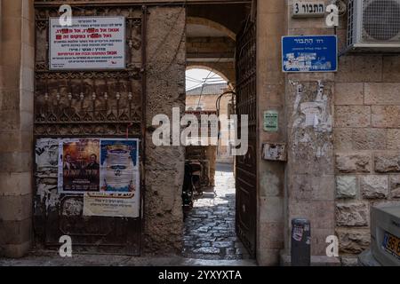 Jérusalem, États-Unis. 17 décembre 2024. Passage étroit entre la vieille rue péché Jérusalem, Israël le 17 décembre 2024. (Photo de Lev Radin/Sipa USA) crédit : Sipa USA/Alamy Live News Banque D'Images