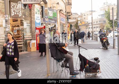 Jérusalem, États-Unis. 17 décembre 2024. Musicien joue de la guitare dans la rue à Jérusalem, Israël, le 17 décembre 2024. (Photo de Lev Radin/Sipa USA) crédit : Sipa USA/Alamy Live News Banque D'Images