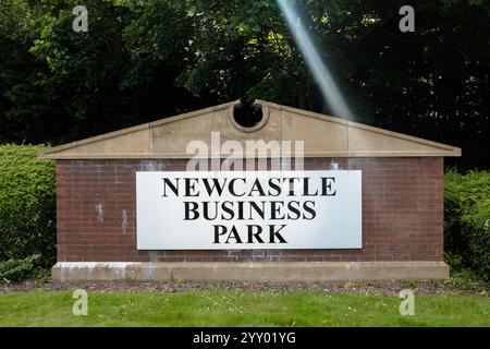 Newcastle UK : 8 juin 2024 : le panneau Newcastle Business Park accueille les visiteurs avec une marque claire et une végétation luxuriante qui l'entoure Banque D'Images
