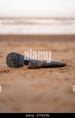 botte de gomme wellington abandonnée ou perdue sur une plage de sable à saltburn, north yorkshire, angleterre, royaume-uni Banque D'Images