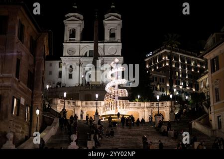 Rome, Italie. 17 décembre 2024. Les gens marchent dans le centre historique de Rome avant les vacances de Noël à Rome. (Photo par Andrea Ronchini/Pacific Press) crédit : Pacific Press Media production Corp./Alamy Live News Banque D'Images