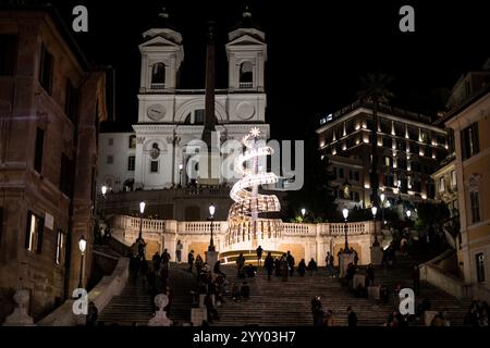 Rome, Italie, Italie. 17 décembre 2024. Les gens marchent dans le centre historique de Rome avant les vacances de Noël à Rome. (Crédit image : © Andrea Ronchini/Pacific Press via ZUMA Press Wire) USAGE ÉDITORIAL SEULEMENT! Non destiné à UN USAGE commercial ! Banque D'Images