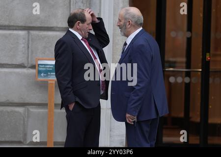 Le TD Fine Gael William Aird (à gauche) et le TD indépendant Danny Healy-Rae arrivent à Leinster House à Dublin avant la première séance du nouveau Dail depuis les élections générales irlandaises. Les 174 TDS voteront au scrutin secret pour élire un nouveau Ceann Comhairle (orateur). Date de la photo : mercredi 18 décembre 2024. Banque D'Images