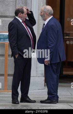 Le TD Fine Gael William Aird (à gauche) et le TD indépendant Danny Healy-Rae arrivent à Leinster House à Dublin avant la première séance du nouveau Dail depuis les élections générales irlandaises. Les 174 TDS voteront au scrutin secret pour élire un nouveau Ceann Comhairle (orateur). Date de la photo : mercredi 18 décembre 2024. Banque D'Images