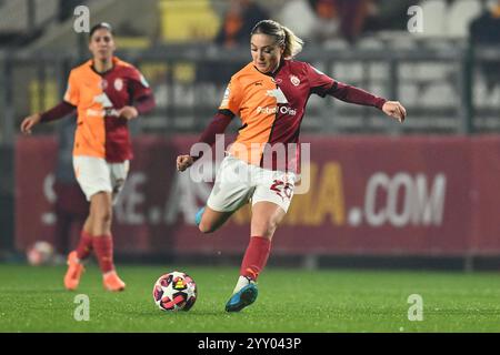 Rome, Italie. 17 décembre 2024. Berna Yeniçeri de Galatasaray A.?. Vu en action pendant le Groupe A - jour 6 - UEFA Women's Champions League 2023/24 entre A.S. Roma et Galatasaray A.?. Au stade Tre Fontane. Scores finaux ; Roma 3-0 Galatasaray. Crédit : SOPA images Limited/Alamy Live News Banque D'Images