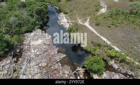 La rivière Rio dos Couros dans le parc national de Chapada dos Veadeiros, situé dans l'état de Goiás, Brésil Banque D'Images