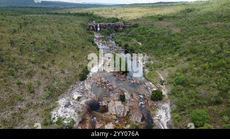 La rivière Rio dos Couros dans le parc national de Chapada dos Veadeiros, situé dans l'état de Goiás, Brésil Banque D'Images