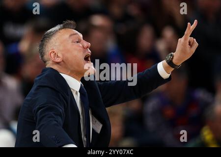 Barcelone, Espagne. 18 décembre 2024. Saras Jasikevicius entraîneur-chef du Fenerbahce Beko Istanbul lors du match de Turkish Airlines Euroleague, date 16 entre le FC Barcelone et le Fenerbahce Beko Istanbul a joué au Palau Blaugrana Stadium le 17 décembre 2024 à Barcelone, Espagne. (Photo de Judit Cartiel/PRESSINPHOTO) crédit : AGENCE SPORTIVE PRESSINPHOTO/Alamy Live News Banque D'Images