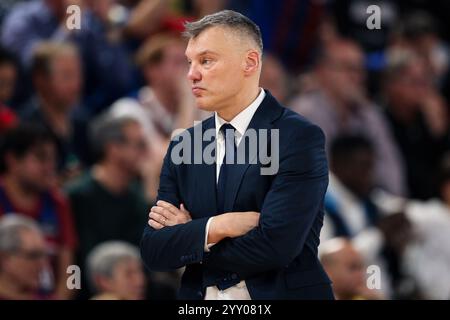 Saras Jasikevicius entraîneur-chef du Fenerbahce Beko Istanbul lors du match de Turkish Airlines Euroleague, date 16 entre le FC Barcelone et le Fenerbahce Beko Istanbul a joué au Palau Blaugrana Stadium le 17 décembre 2024 à Barcelone, Espagne. (Photo de Judit Cartiel / PRESSINPHOTO) Banque D'Images