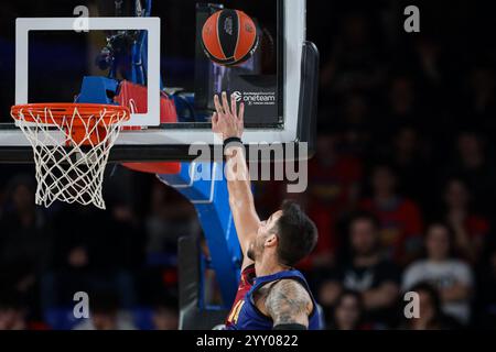 Guillermo Gustavo Willy Hernangomez Geuer du FC Barcelone lors du match de Turkish Airlines Euroleague, date 16 entre le FC Barcelone et le Fenerbahce Beko Istanbul a joué au Palau Blaugrana Stadium le 17 décembre 2024 à Barcelone, Espagne. (Photo de Judit Cartiel / PRESSINPHOTO) Banque D'Images