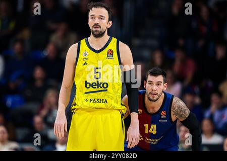 Sertac Sanli du Fenerbahce Beko Istanbul et Guillermo Gustavo Willy Hernangomez Geuer du FC Barcelone lors du match de Turkish Airlines Euroleague, date 16 entre le FC Barcelone et le Fenerbahce Beko Istanbul ont joué au Palau Blaugrana Stadium le 17 décembre 2024 à Barcelone, Espagne. (Photo de Judit Cartiel / PRESSINPHOTO) Banque D'Images