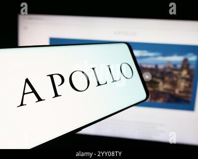 Allemagne. 15 août 2024. Dans cette illustration photo, un smartphone avec le logo de la société d'investissement américaine Apollo Global Management Inc est vu en face du site. Crédit : SOPA images Limited/Alamy Live News Banque D'Images