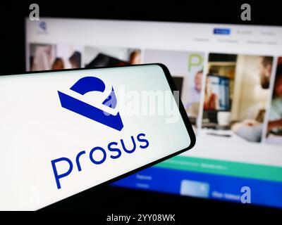 Allemagne. 15 août 2024. Dans cette illustration photo, un smartphone avec le logo de la société d'investissement technologique Prosus NV est vu devant le site Web de l'entreprise. Crédit : SOPA images Limited/Alamy Live News Banque D'Images