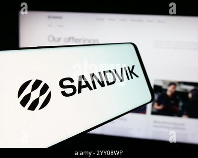 Allemagne. 15 août 2024. Dans cette illustration photo, un smartphone avec le logo de la société d'ingénierie suédoise Sandvik AB est vu devant le site Web de l'entreprise. Crédit : SOPA images Limited/Alamy Live News Banque D'Images