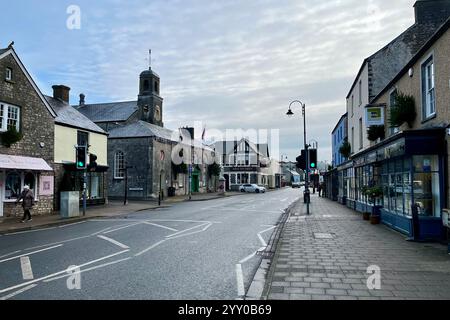 En regardant High Street à Cowbridge. Vale of Glamorgan, pays de Galles, Royaume-Uni. 13 décembre 2024. Banque D'Images