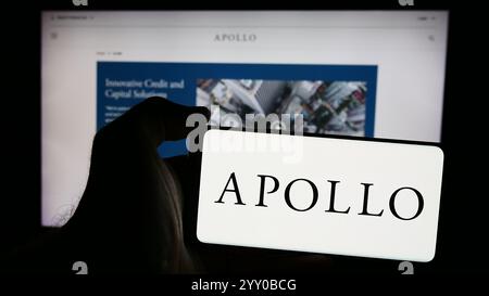 15 août 2024, Allemagne : dans cette illustration photo, une personne tient un smartphone avec le logo de la société d'investissement américaine Apollo Global Management Inc devant le site web. (Crédit image : © timon Schneider/SOPA images via ZUMA Press Wire) USAGE ÉDITORIAL SEULEMENT ! Non destiné à UN USAGE commercial ! Banque D'Images