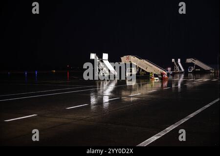 Le tarmac de l'aéroport de nuit à Tirana, Albanie, 7 décembre 2024 Banque D'Images