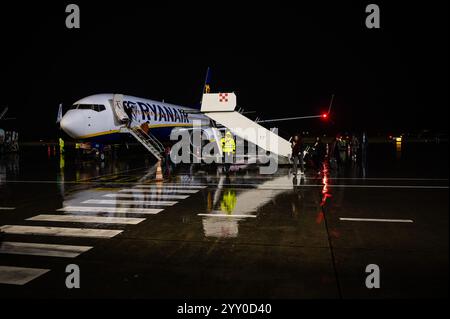 Le tarmac de l'aéroport de nuit à Tirana, Albanie, 7 décembre 2024 Banque D'Images