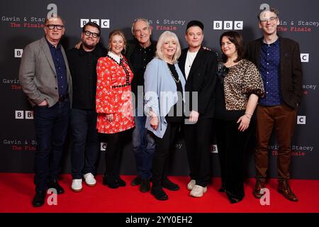 (De gauche à droite) Steffan Rhodri, James Corden, Joanna page, Larry Lamb, Alison Steadman, Mathew Horne, Ruth Jones et Robert Wilfort assistent à un événement de lancement de la BBC pour Gavin et Stacey : The finale, au Ham Yard Hotel à Londres. Date de la photo : mercredi 18 décembre 2024. Banque D'Images