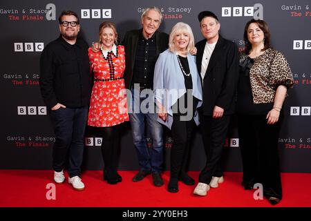 (De gauche à droite) James Corden, Joanna page, Larry Lamb, Alison Steadman, Mathew Horne et Ruth Jones assistent à un événement de lancement de Gavin et Stacey : The finale à l'hôtel Ham Yard à Londres. Date de la photo : mercredi 18 décembre 2024. Banque D'Images