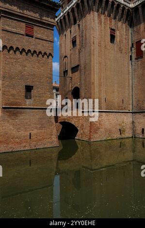 Structure défensive de briques en terre cuite, les douves Castello Estense (château d'Este) à Ferrare, Emilie-Romagne, Italie. À l'origine une forteresse médiévale commencée en 1385, le château a été transformé en palais Renaissance et résidence ducale dans les années 1500 Banque D'Images